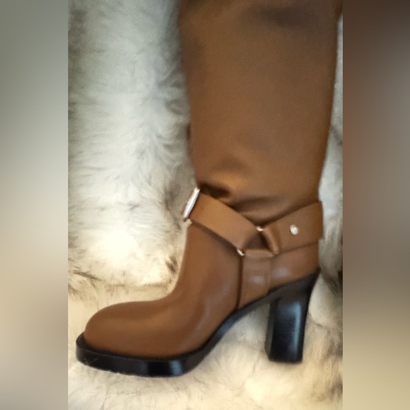BURBERRY
Adjustable Leather Boots
Womens US 7 - Picture 2 of 13